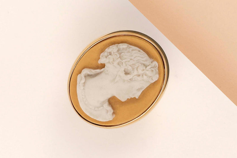 18 ct. Yellow Gold Ring - Camee - Size 55