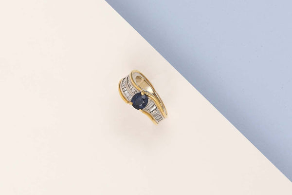 18 ct. White & Yellow Gold Ring - Sapphire - Diamonds