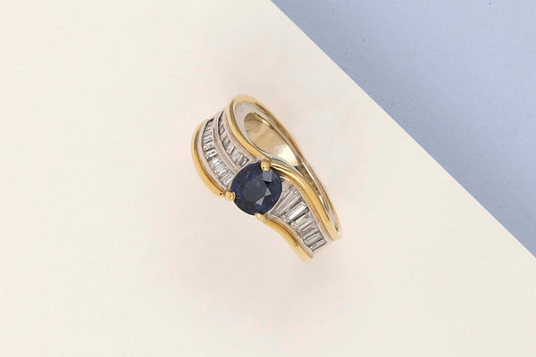 18 ct. White & Yellow Gold Ring - Sapphire - Diamonds - Size 49