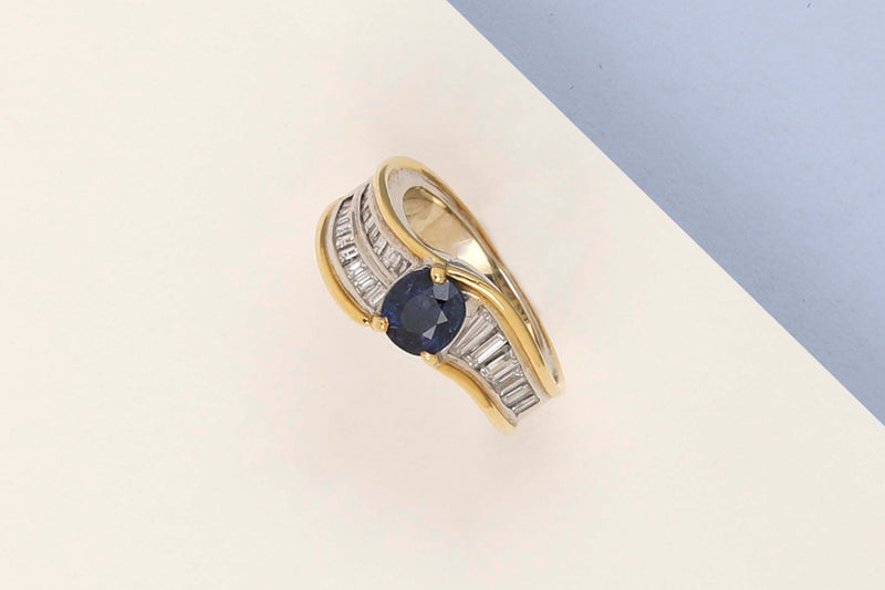 18 ct. White & Yellow Gold Ring - Sapphire - Diamonds - Size 49