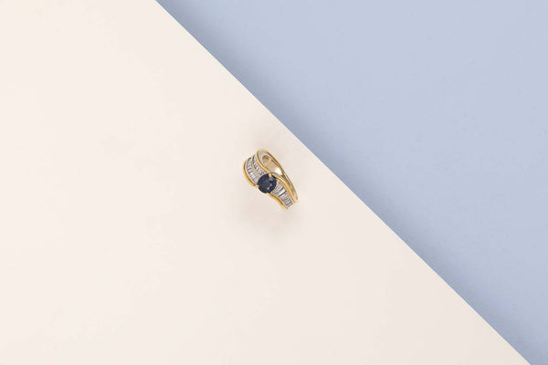 18 ct. White & Yellow Gold Ring - Sapphire - Diamonds