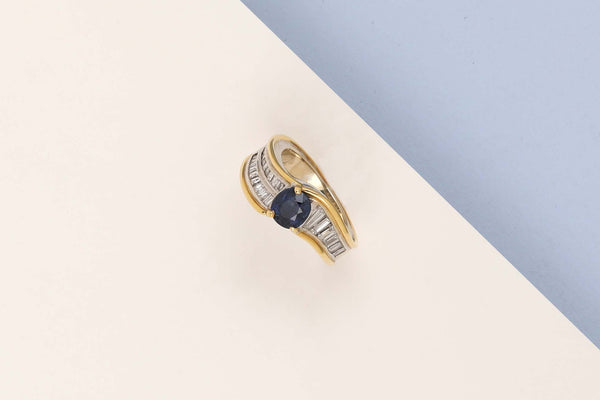 18 ct. White & Yellow Gold Ring - Sapphire - Diamonds - Size 49