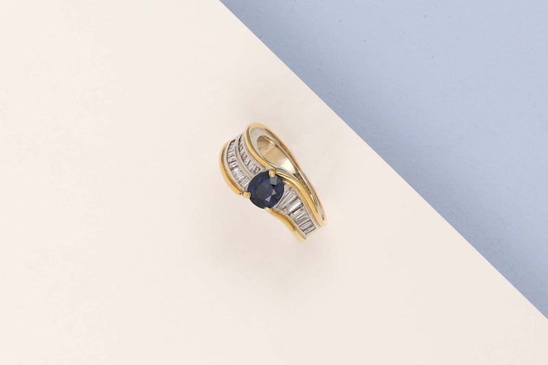 18 ct. White & Yellow Gold Ring - Sapphire - Diamonds - Size 49