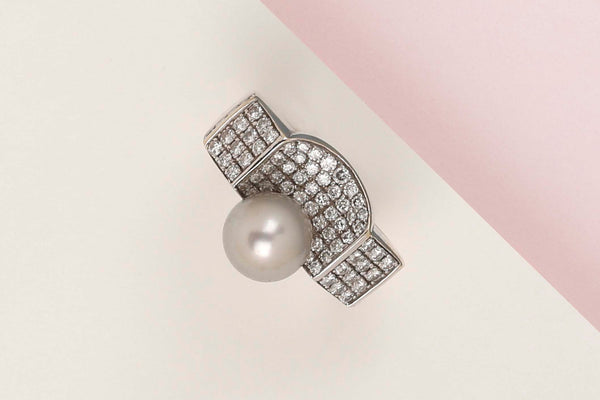 18 ct. White Gold Ring - Diamonds - Pearl - Size 58