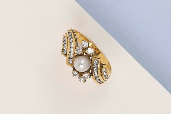 18 ct. Yellow Gold Ring - Diamonds - Pearl