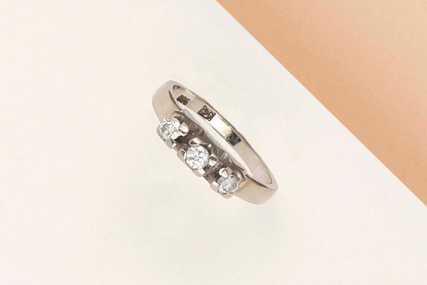 14 ct. White Gold Ring - Diamonds