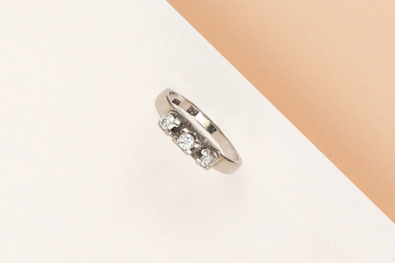 14 ct. White Gold Ring - Diamonds