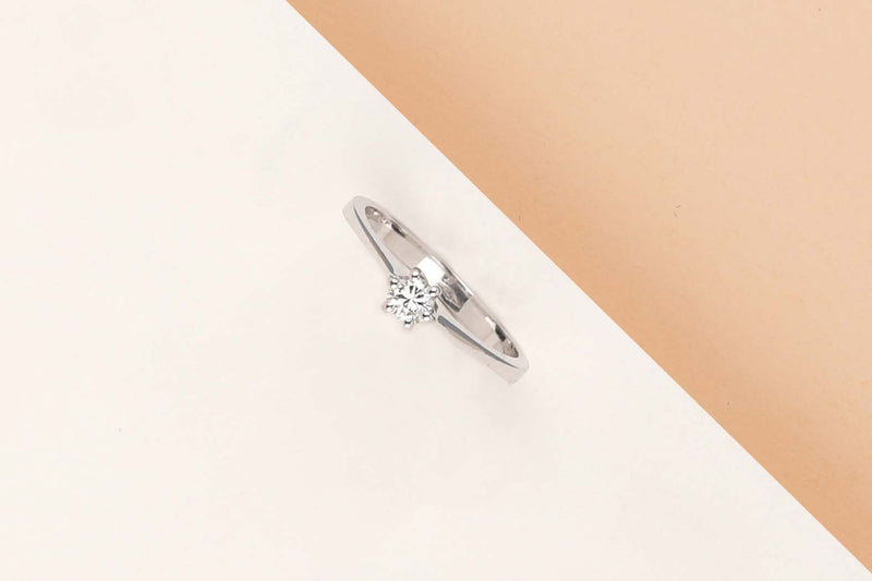 18 ct. White Gold Ring - Size 54