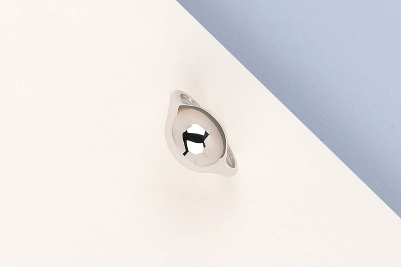 18 ct. White Gold Ring - Size 53