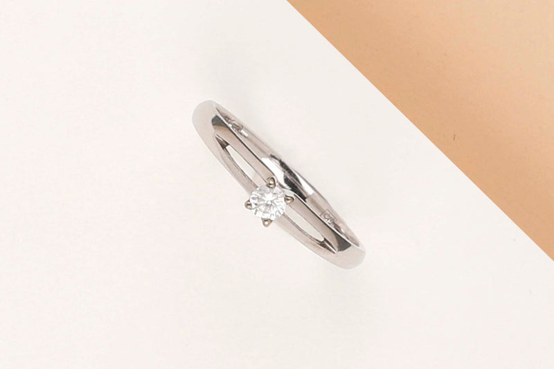 18 ct. White Gold Ring - Zirconia - Size 53