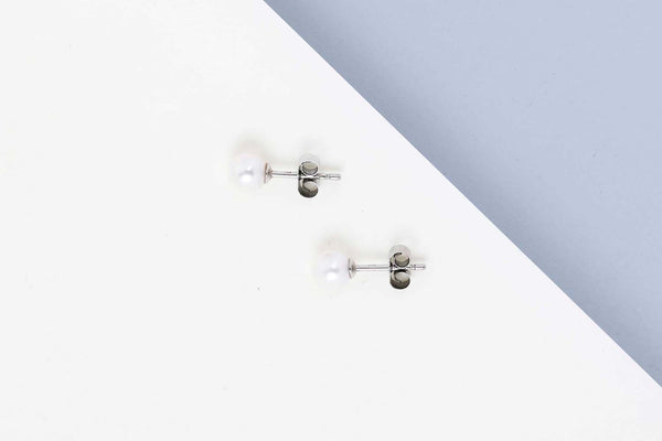 18ct. White Gold Earstuds - Akoya Pearl