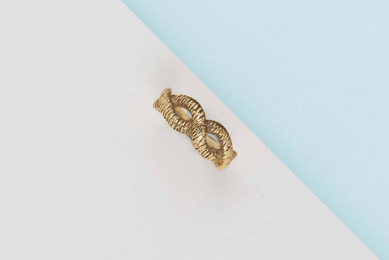 18 ct. Yellow Gold Ring - Size 49