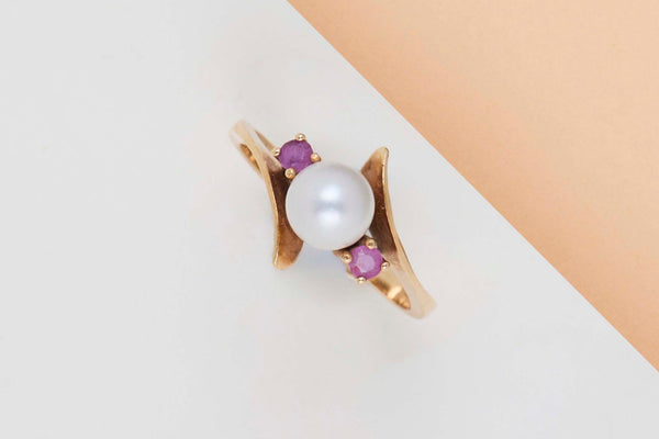 18 ct. Yellow Gold Ring - Pearl - Ruby - Size 53