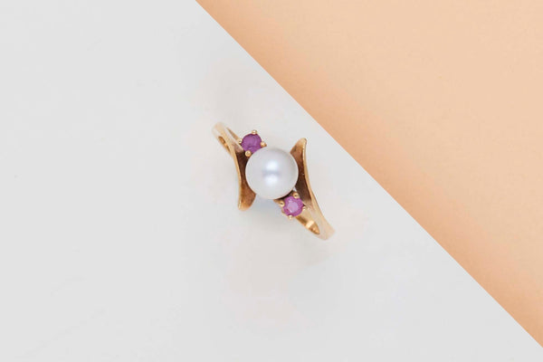 18 ct. Yellow Gold Ring - Pearl - Ruby - Size 53