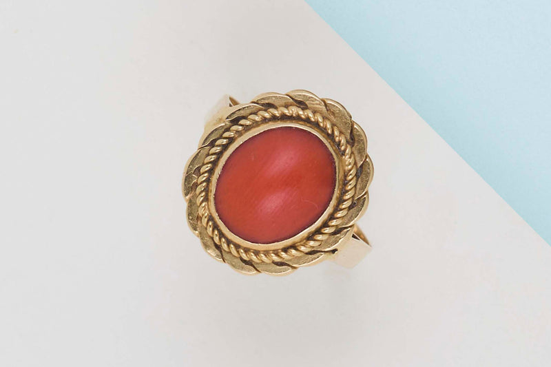 18 CT. Yellow Gold Ring - Blood Coral - Size 57