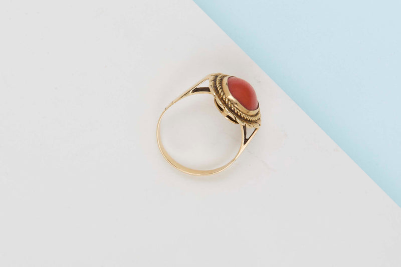18 CT. Yellow Gold Ring - Blood Coral - Size 57