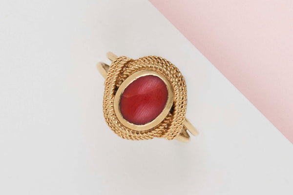 18 CT. Yellow Gold Ring - Blood Coral - Size 56