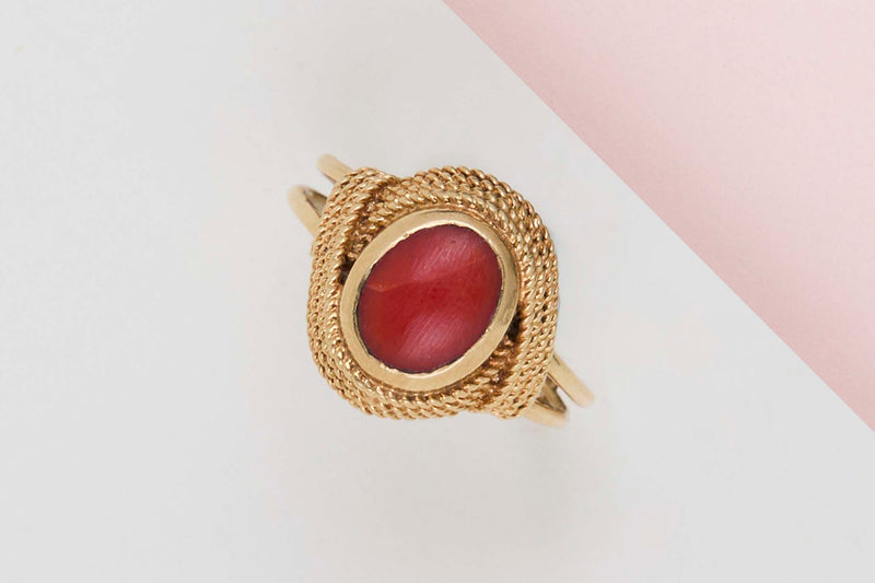 18 CT. Yellow Gold Ring - Blood Coral - Size 56