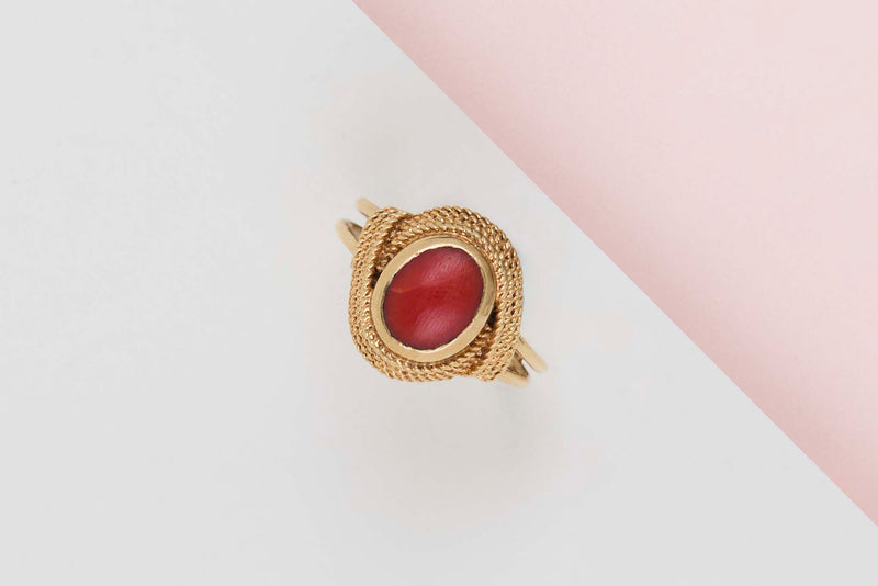 18 CT. Yellow Gold Ring - Blood Coral - Size 56