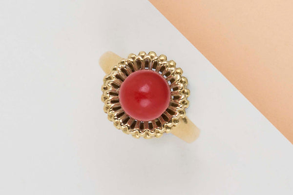 18 CT. Yellow Gold Ring - Blood Coral - Size 51