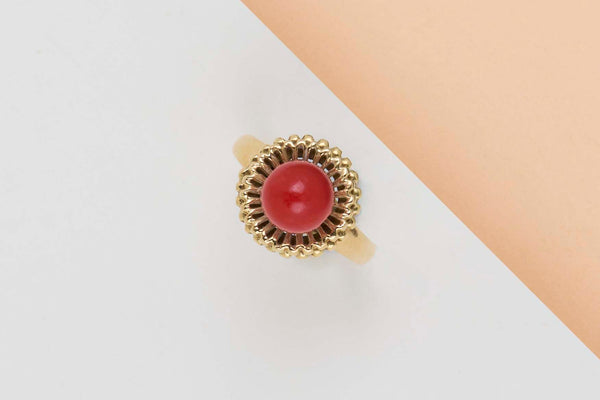 18 CT. Yellow Gold Ring - Blood Coral - Size 51
