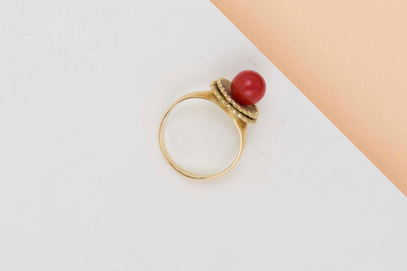 18 CT. Yellow Gold Ring - Blood Coral - Size 51
