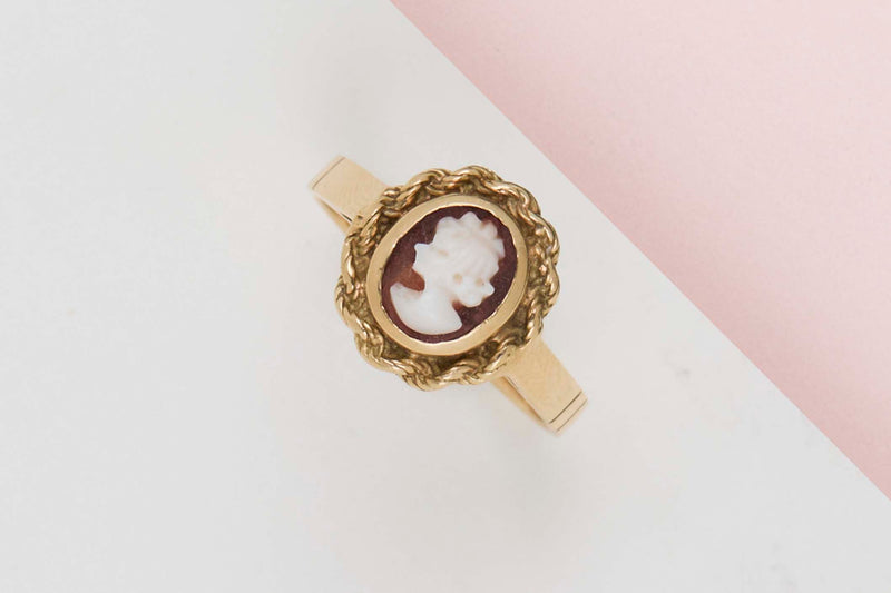 18 CT. Yellow Gold Ring - Cameo - Size 54