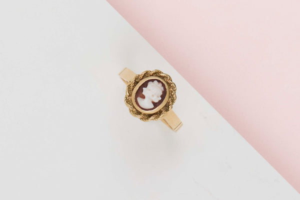 18 CT. Yellow Gold Ring - Cameo - Size 54