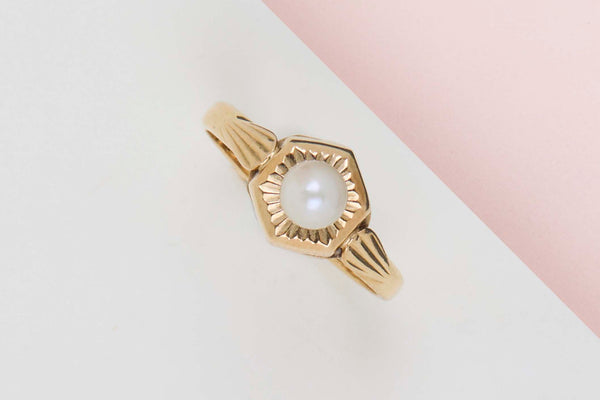18 CT. Yellow Gold Ring - Pearl - Size 60