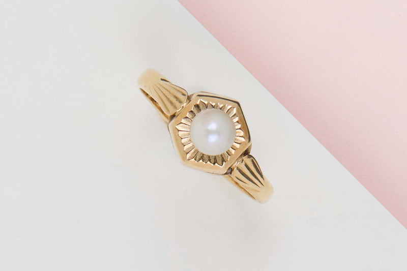 18 CT. Yellow Gold Ring - Pearl - Size 60
