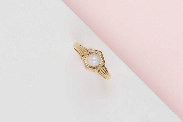 18 CT. Yellow Gold Ring - Pearl - Size 60