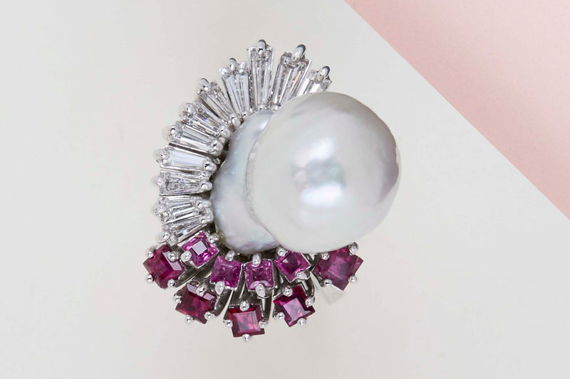 18ct. White Gold Ring - Size 54 - Biwa leak Pearl - 11 Trappist Diamonds - 9 Rubies Carre Facet