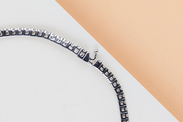 18ct. White Gold Tennis Bracelet - Diamonds - 19CM