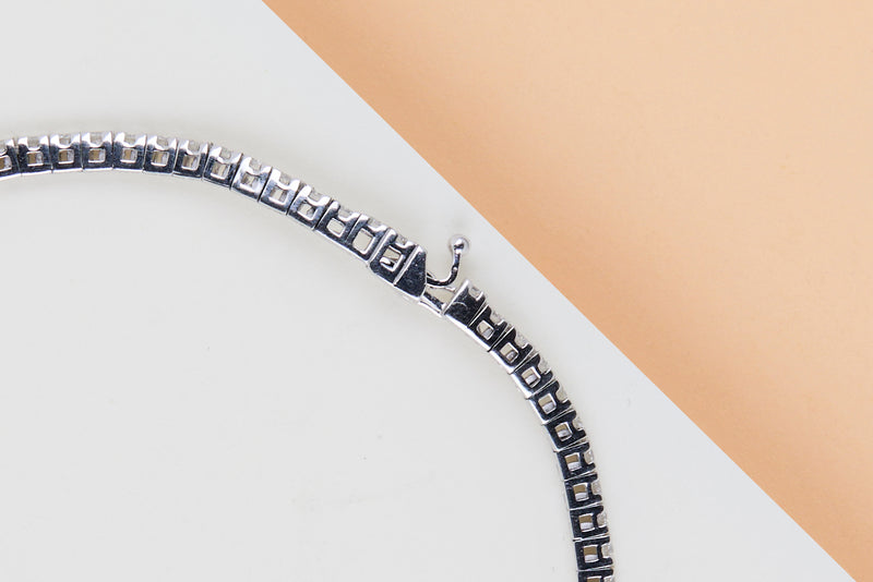 18ct. White Gold Tennis Bracelet - Diamonds - 19CM