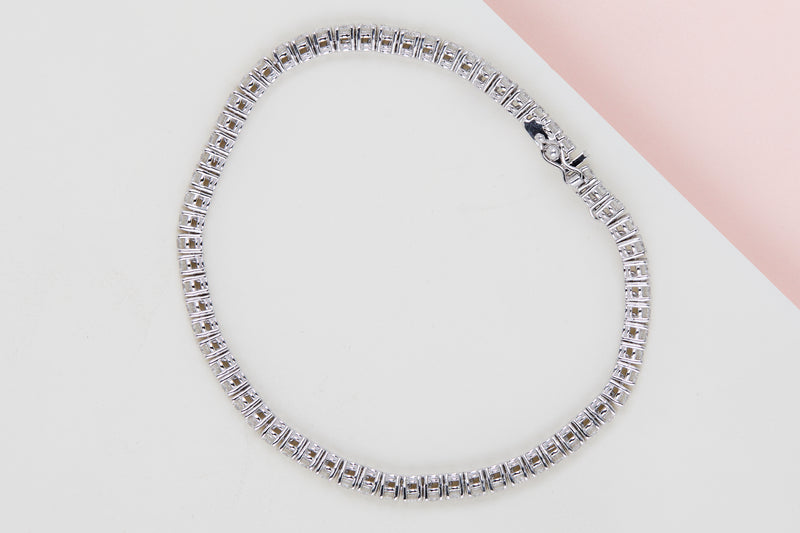 18ct. White Gold Tennis Bracelet - Diamonds - 19CM