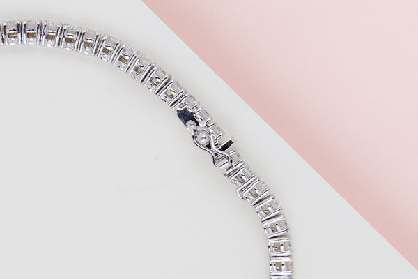 18ct. White Gold Tennis Bracelet - Diamonds - 19CM
