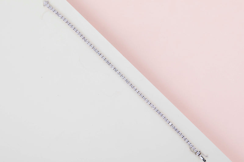 18ct. White Gold Tennis Bracelet - Diamonds - 19CM