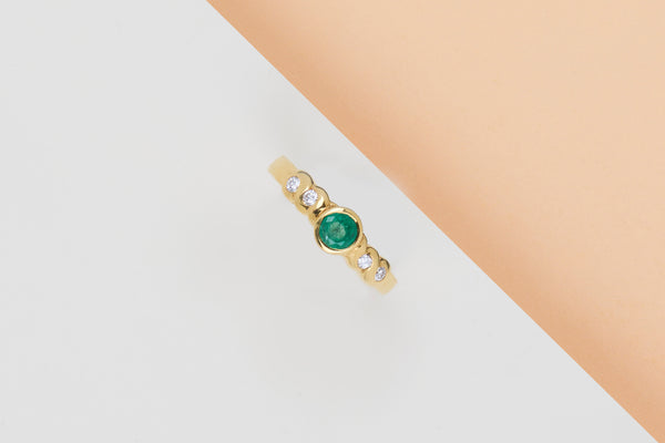 18ct. Yellow Gold Ring - Emerald & Diamonds - Size 52
