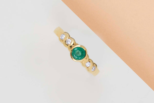 18ct. Yellow Gold Ring - Emerald & Diamonds - Size 52