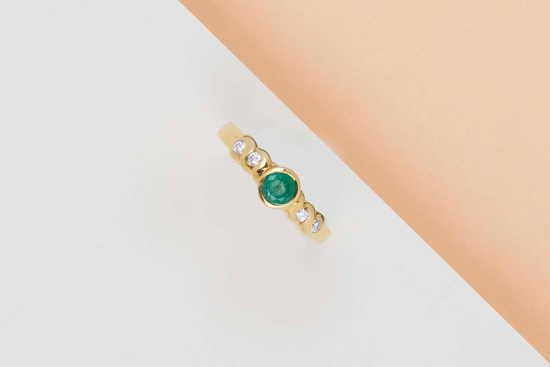 18ct. Yellow Gold Ring - Emerald & Diamonds - Size 52