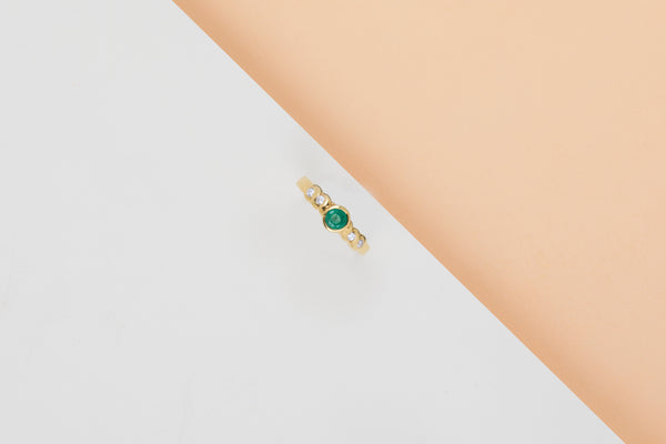 18ct. Yellow Gold Ring - Emerald & Diamonds - Size 52