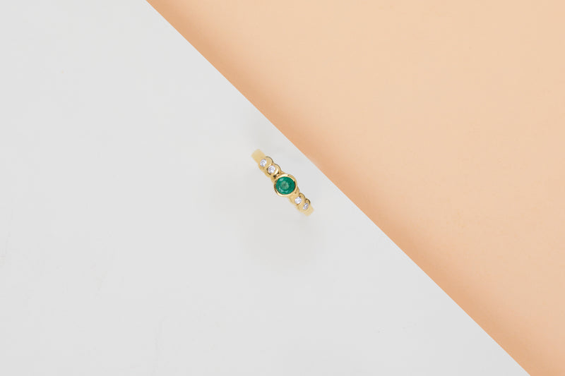 18ct. Yellow Gold Ring - Emerald & Diamonds - Size 52