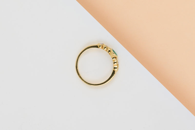 18ct. Yellow Gold Ring - Emerald & Diamonds - Size 52