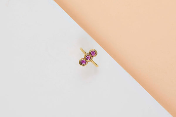 18ct. Yellow Gold Ring - Rubies - Size 55