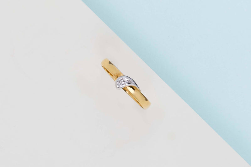 18ct. Yellow and White Gold Ring - Diamond - Size 55