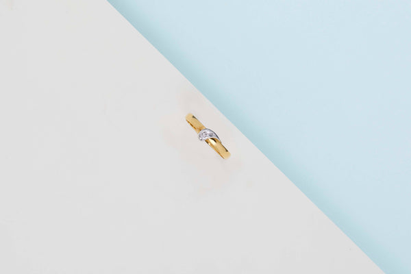 18ct. Yellow and White Gold Ring - Diamond - Size 55