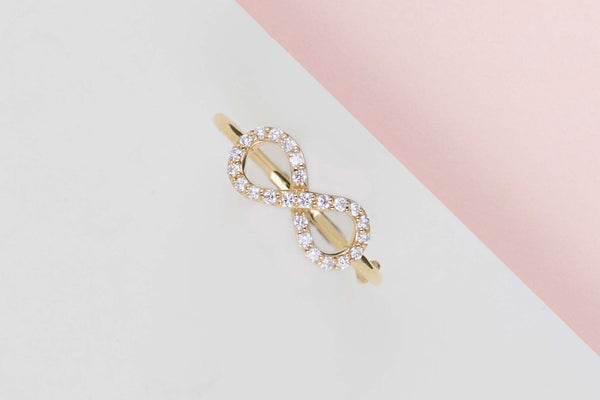 18ct. Yellow Gold Ring - Diamonds - Size 53