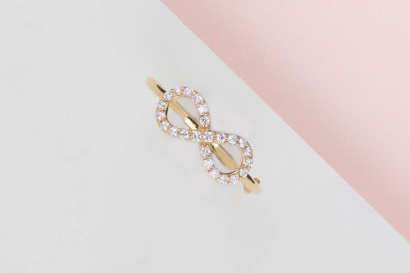 18ct. Yellow Gold Ring - Diamonds - Size 53