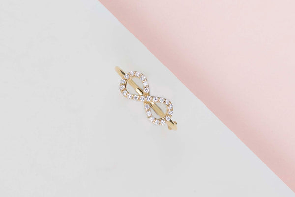 18ct. Yellow Gold Ring - Diamonds - Size 53