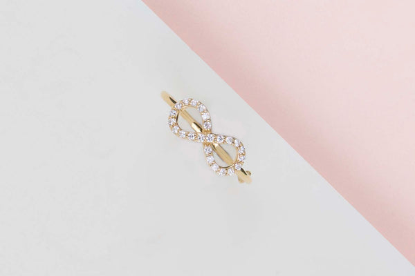 18ct. Yellow Gold Ring - Diamonds - Size 53